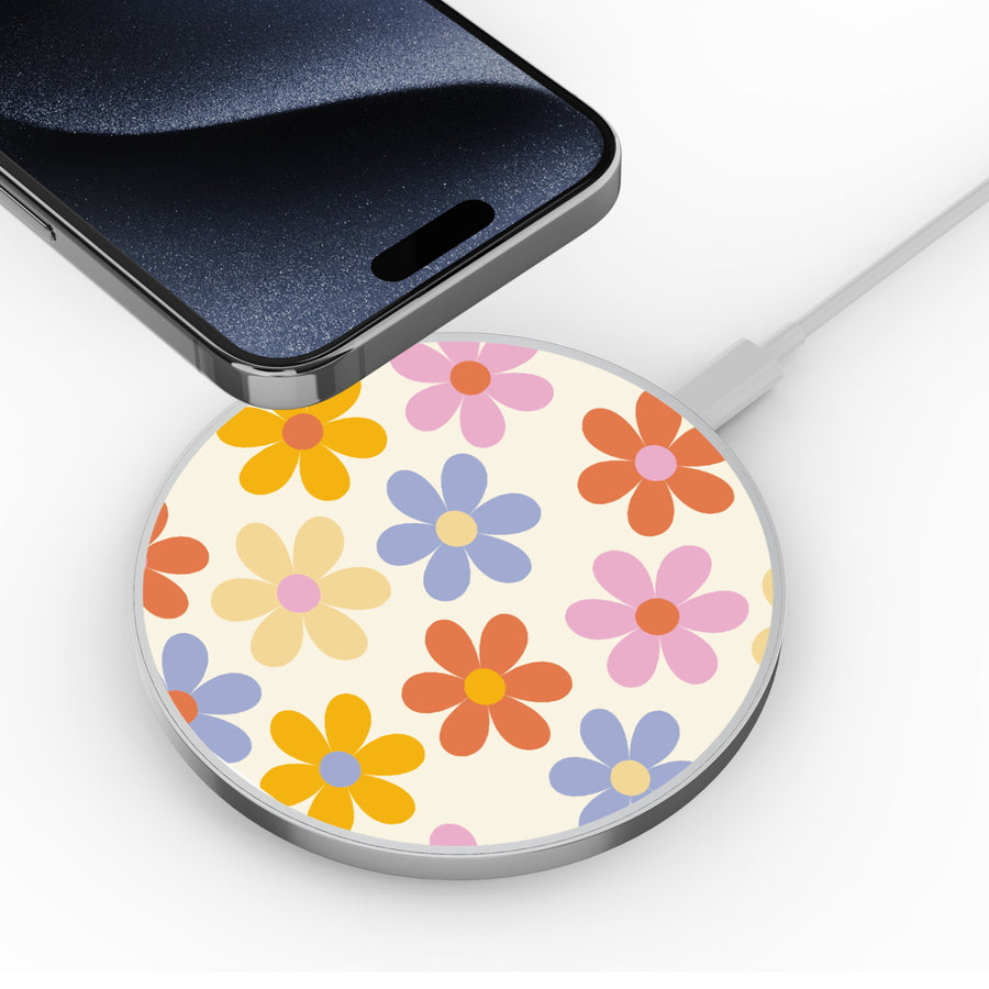 MyBat Design Lab Series Wireless Charging Pad - Silver - Retro Daisies - MCGWIRC22SL-137-4.jpg